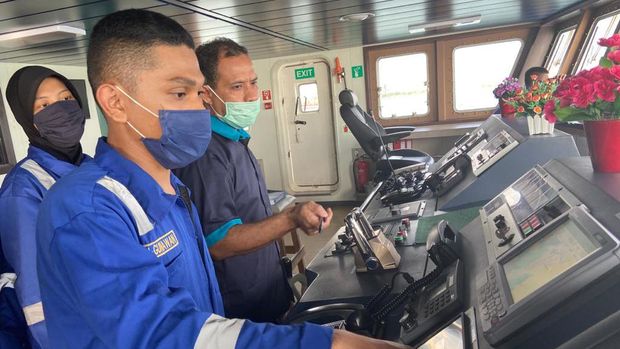 Taruna-taruna Politeknik Ilmu Pelayaran (PIP) Makassar harus jatuh bangun dalam mengejar dan meraih mimpinya sebagai pelaut yang mengarungi lautan. 
