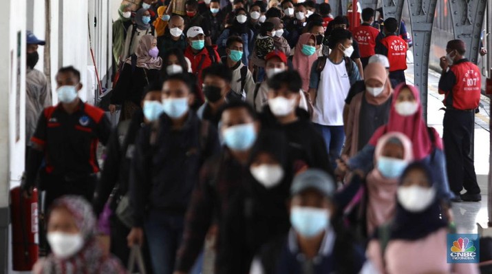 Suasana penumpang kereta api Sawunggalih yang baru saja tiba di Stasiun Pasar Senen, Jakarta.