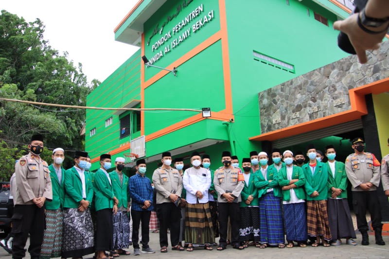 Kapolres Metro Bekasi Kota, Kombes Pol Aloysius Suprijadi bersama Wakapolres AKBP Rama Samtama Putra berserta PJU mengunjungi Pondok Pesantren Annida Al Islamy di Jalan Ir H Juanda, Margahayu, Bekasi Timur. Foto: ist.