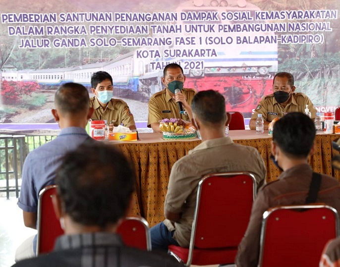 Wakil Wali Kota Surakarta, Teguh Prakosa saat memberikan santunan kepada warganya. (Ist.)