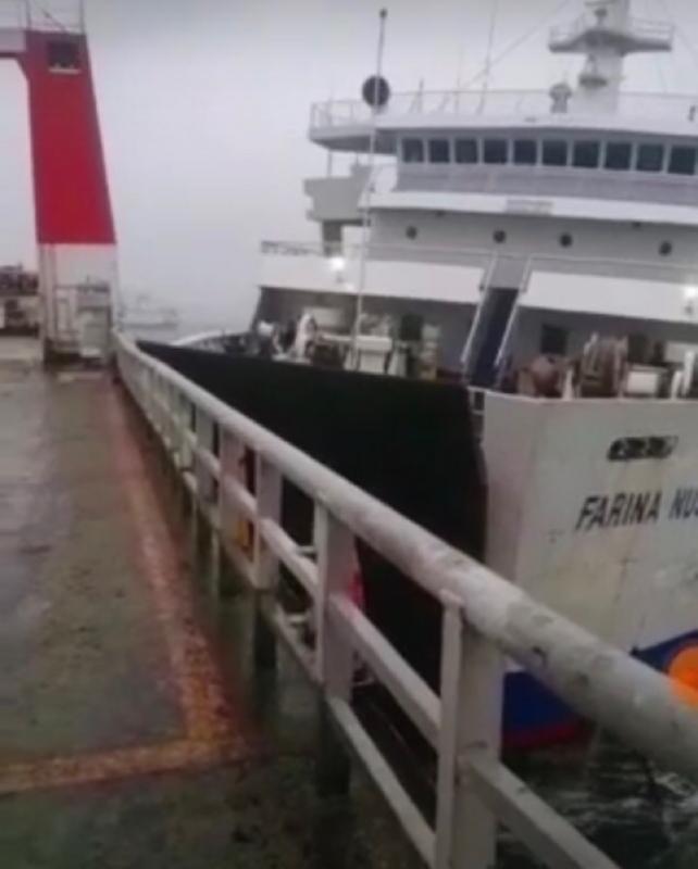 Tangkapan layar video detik-detik saat kapal tabrakan di perairan Merak, Banten. Foto: ist.
