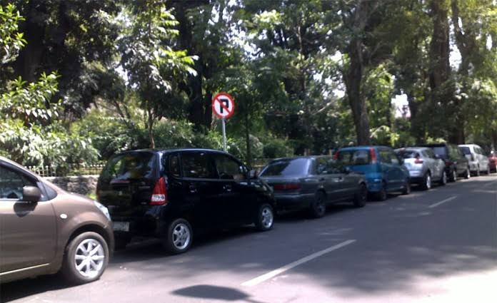 Mobil parkir ditempat yang dilarang.(Ist)