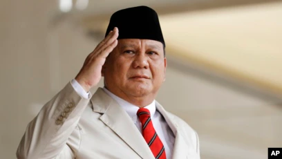 Menteri Pertahanan Prabowo Subianto memberi hormat kepada pengawal kehormatan di Kementerian Pertahanan Malaysia di Kuala Lumpur, Kamis, 14 November 2019. (Foto: AP/Vincent Thian)