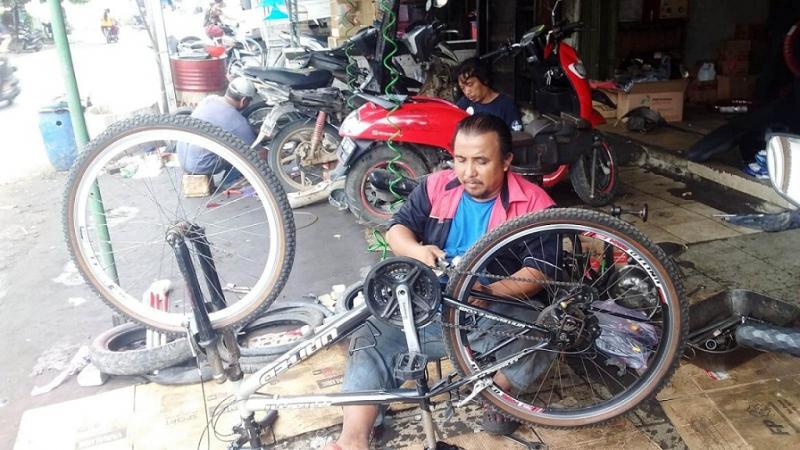 Mas Gendut sedang menangani pemasangan crank susun tiga sepeda MTB. (Taryani)