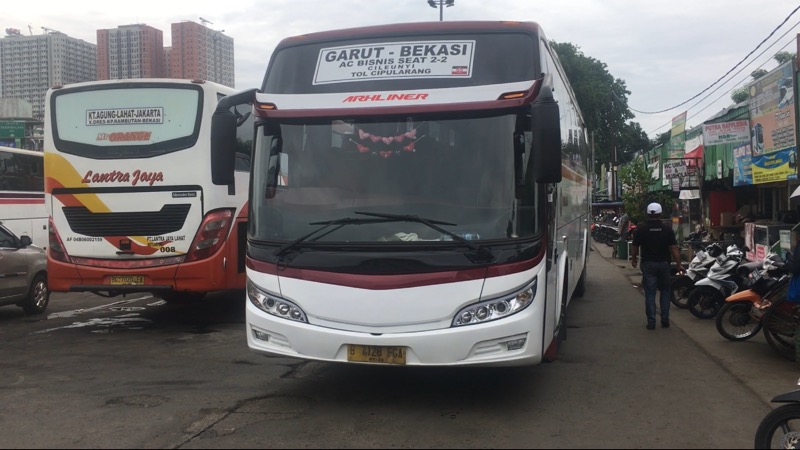 Bus Primajasa tujuan Garut-Bekasi baru tiba di Terminal Bekasi, Selasa (24/11/2021). Foto: BeritaTrans.com.