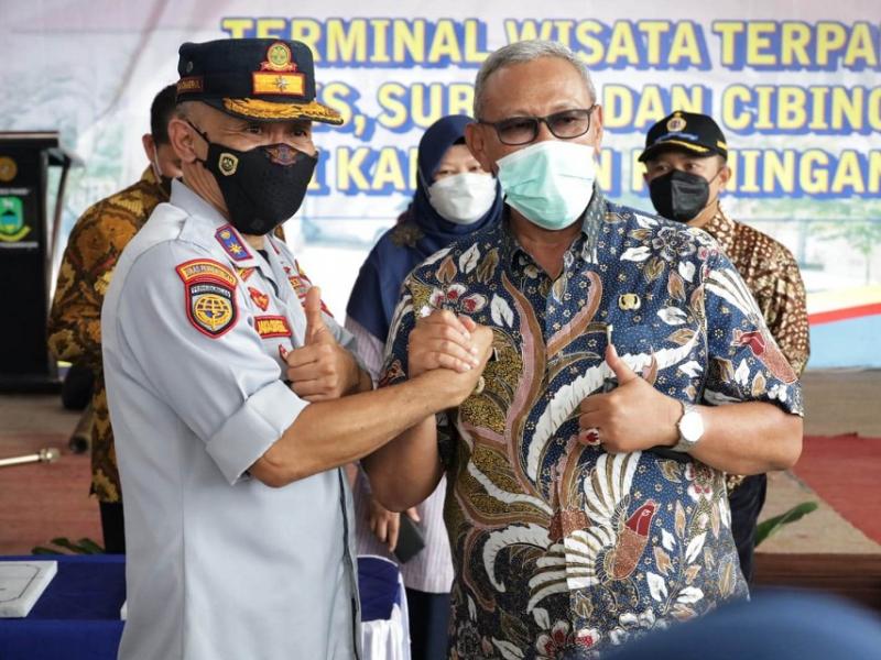 Bupati Kuningan H. Acep Purnama, SH., MH didampingi  Kepala Dinas Perhubungan Kabupaten Kuningan,  Drs.  Jaka Chaerul  saat meresmikan 3 terminal sekaligus. (Ist.) 