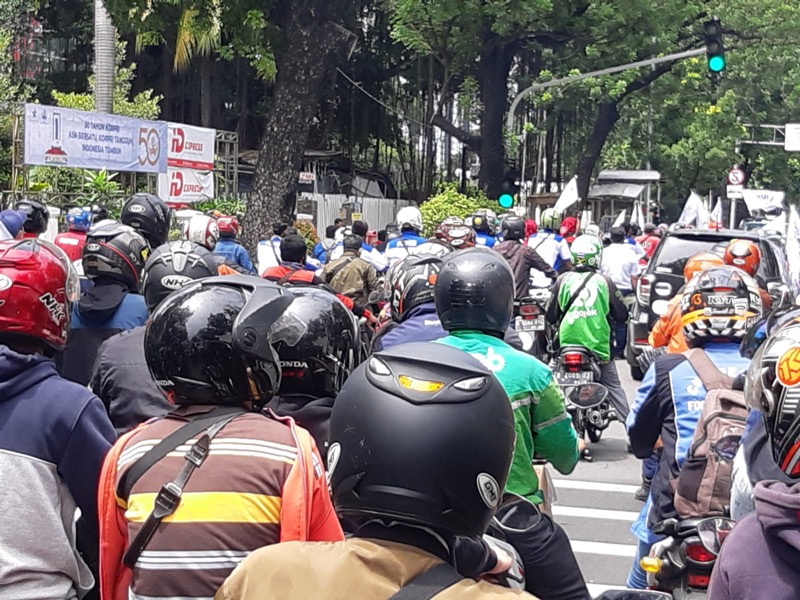 Bagi pengendara yang akan melintasi kawasan Jalan Monas harap berhati-hati karena ada aksi demontrasi yang oleh sejumlah masyarakat buruh. Foto: BeritaTrans.com.