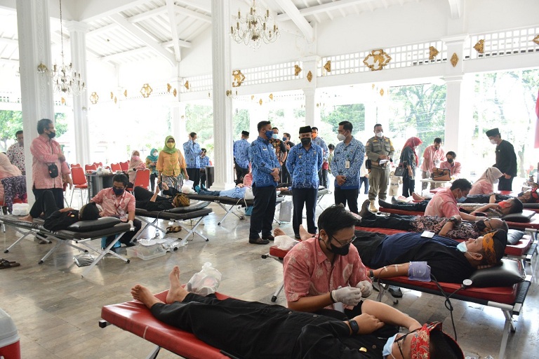 Donor darah dilakukan aparatur sipil negara (ASN) di Kabupaten Kuningan menyambut HUT Korpri ke-50 tahun 2021. (Ist.)