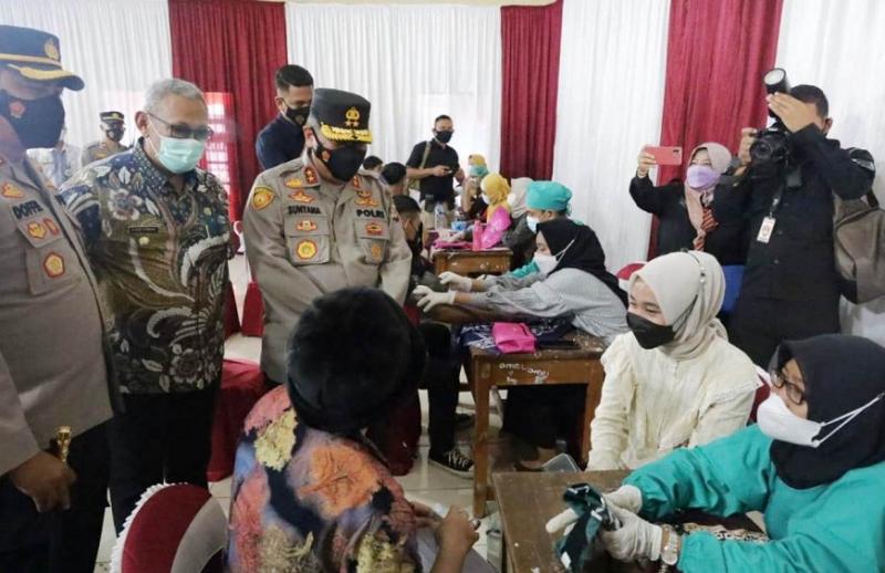 Kapolda Jabar, Irjen Pol Drs. Suntana, M.Si bersama Bupati Kuningan  meninjau vaksinasi massal di Kabupaten Kuningan. (ist.)