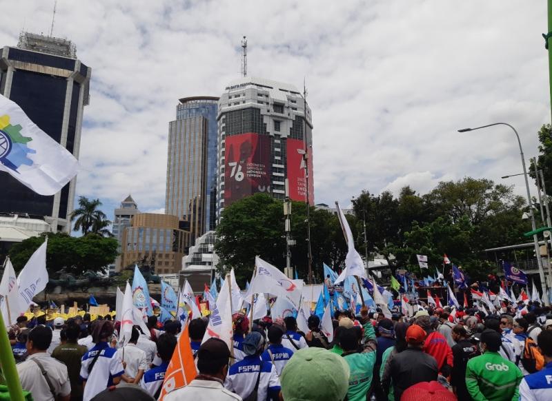 Aksi massa yang melakukan unjuk rasa di kawasan Monas, Jakarta, Kamis (25/11/2021).