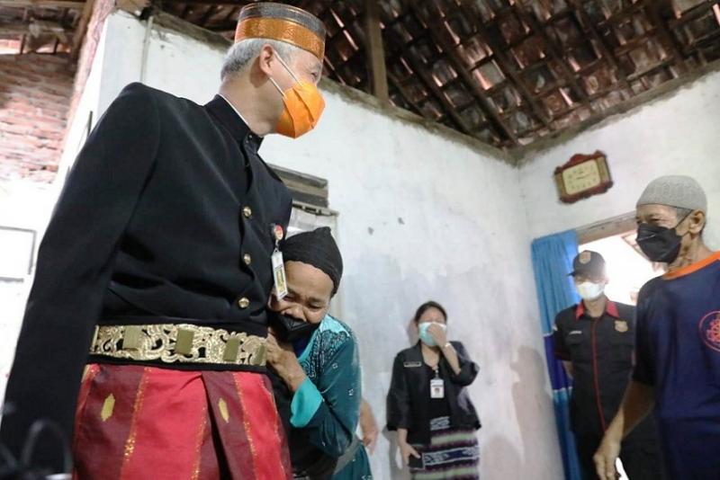 Gubernur Jawa Tengah, Ganjar Pranowo bertemu kedua orang tua salah seorang guru honorer dan mengutarakan akan merehab rumah sederhana itu. (Ist.)