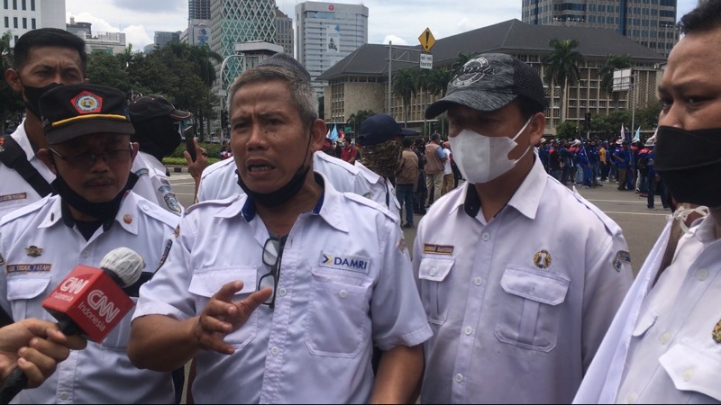 Pekerja Perum DAMRI tuntut gaji dibayarkan dan dirut dicopot, Kamis (25/11/2021). Foto: BeritaTrans.com.