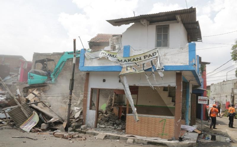 Alat berat sedang meratakan bangunan rumah milik warg yang berdiri berdasarkan putusan adalah di lahan aset milik perusahaan KAI.