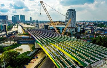 Konstruksi erection Steel Box Arch (SBArch) girder pada proyek Jalan Tol Bekasi ? Cawang ? Kampung Melayu (Becakayu) Seksi 2A Ujung.(dok.Waskita Karya)