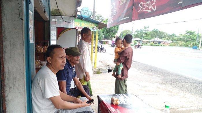 Warung di sisi Jalan Raya Ciamis-Banjar seberang Masjid Besar Cisaga, Dusun Cisaga Kota, RT 02 RW 01, tempat banjir uang pecahan Rp 500 senilai Rp 70 juta. 