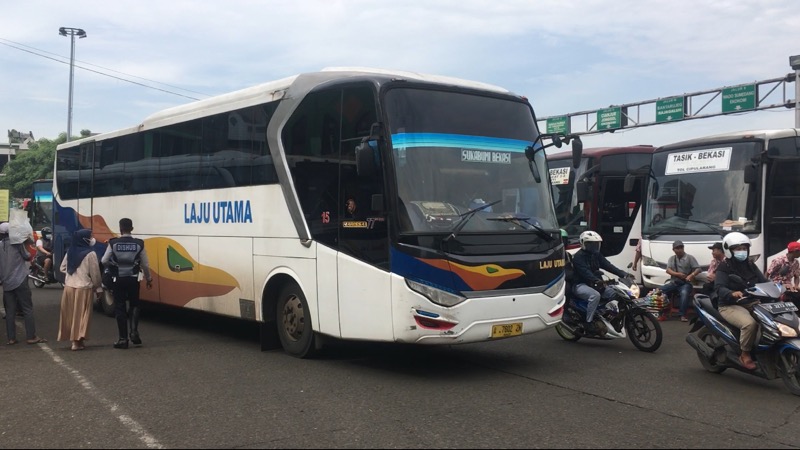 Bus Laju Utama tujuan Sukabumi-Bekasi di Terminal Bekasi, Jumat (26/11/2021) pagi. Foto: BeritaTrans.com.