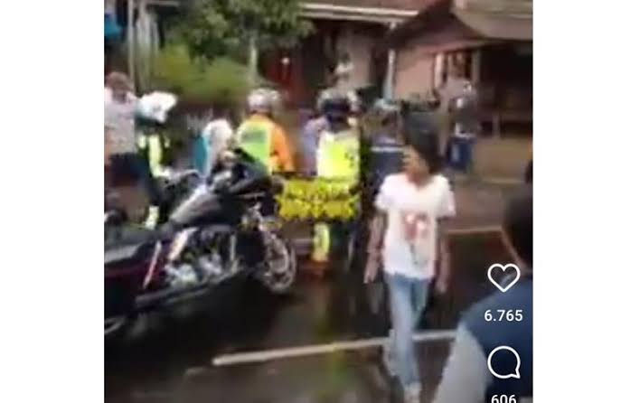 Tangkapan layar video pengendara moge bersitegang degan sopir truk di Batang. Foto: inews.id.