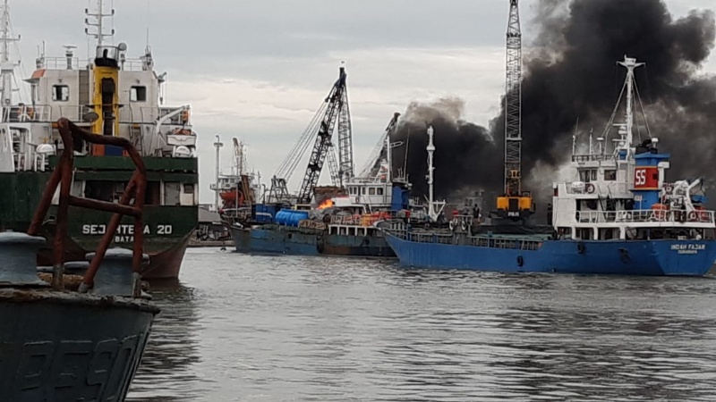 Kapal terbakar di Pelabuhan Sunda Kelapa