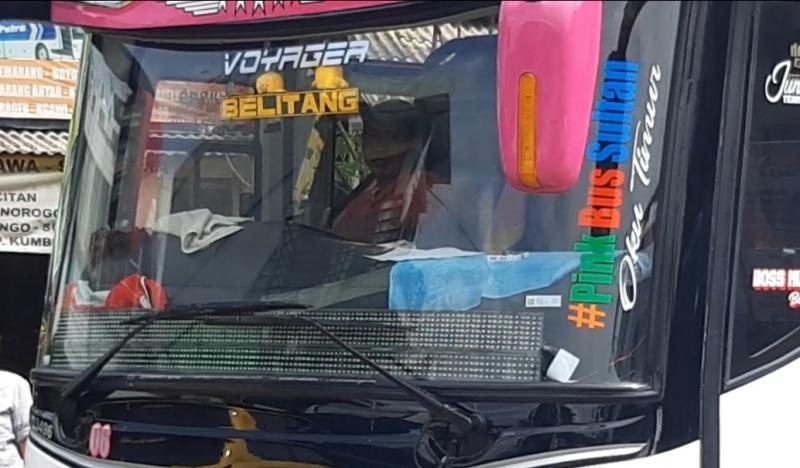 Bus Almira yang dikendarai Rudi bersama kru lain melayani trayek Bekasi-Belitang. 