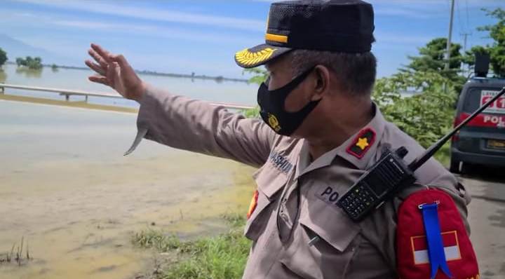 Kapolsek Losarang, Kompol H. Mashudi, Senin (29/11/2021)  meninjau lokasi banjir yang merendam areal persawahan di Desa Muntur, Kecamatan Losarang, Indramayu, Jawa Barat. (Taryani) 