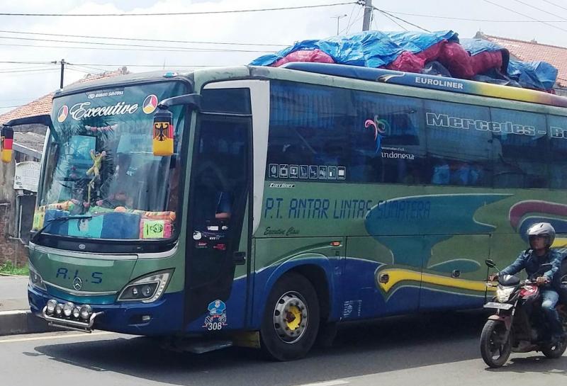Bus PO Antar Lintas Sumatera (ALS) melaju mantap di jalan Pantura Weru, Kabupaten Cirebon, Jawa Barat menuju daerah perbatasan Jawa Tengah selanjutnya menuju ke Jawa Timur. (Taryani)  