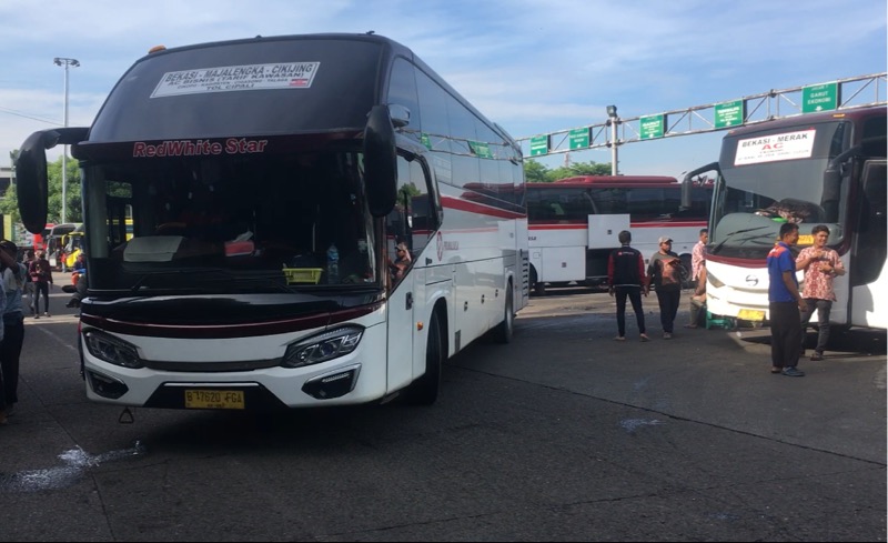 Bus Primajasa tujuan Majalengka - Cikijing - Bekasi yang berangkat dari Terminal Bekasi, Senin (29/11/2021). Foto: BeritaTrans.com.