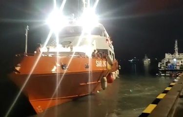 Kapal Negara (KN) SAR Tetuka saat bergerak menuju Laut Jawa, Ahad (28/11/2021) malam.(Dok. SAR Pangkalpinang.)