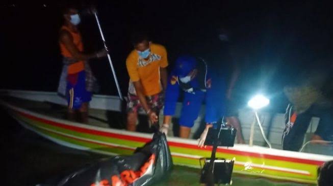 proses evakuasi jenazah awak kapal yang hilang di perairan Batam. Foto: suara.com.