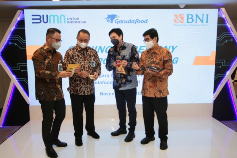 Perbincangan BNI dan Garudafood usai seremoni terkait pembiayaan investasi