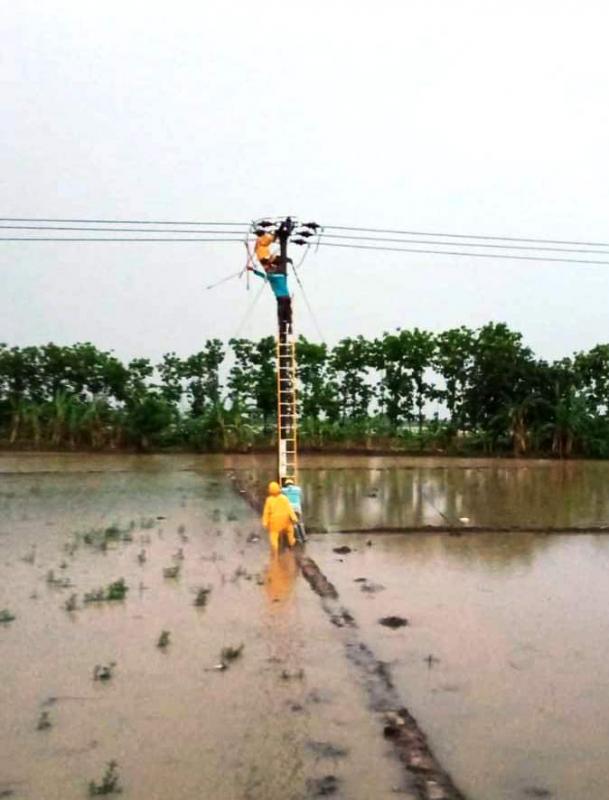 Sejumlah teknisi PLN Terisi Kabupaten Indramayu membenahi kembali 7 tiang listrik yang roboh diterjang hujan deras dan angin kencang pada Sabtu (27/11/2021) sore. (Taryani)