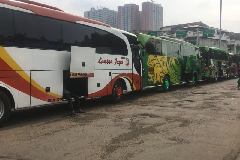 Bus Sumatera siaga di area keberangkatan Terminal Bekasi, Selasa (30/11/2021). Foto: BeritaTrans.com.
