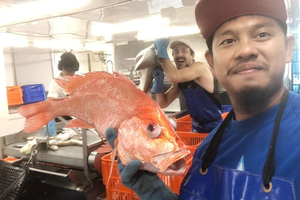 Nelayan asal Indonesia Aslam Yusuf bekerja di salah satu kapal ikan yang berbasis di Darwin, Australia, sejak Agustus 2021. 