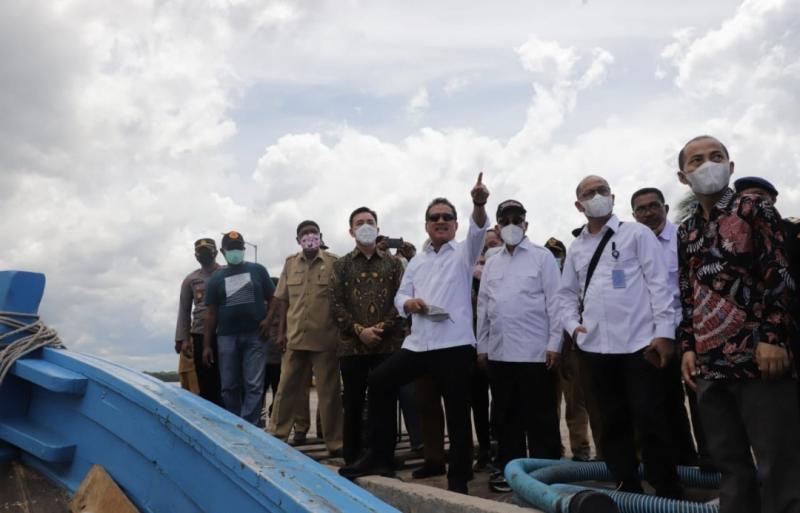 Menteri Kelautan dan Perikanan Sakti Wahyu Trenggono mengunjungi Pelabuhan Perikanan Benjina yang terletak di Kepulauan Aru, Maluku, Selasa (30/11/2021). 