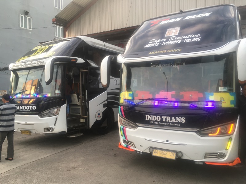 Dua bus Handoyo saat tiba di pool Bekasi Timur, Rabu (1/12/2021). Foto: BeritaTrans.com.