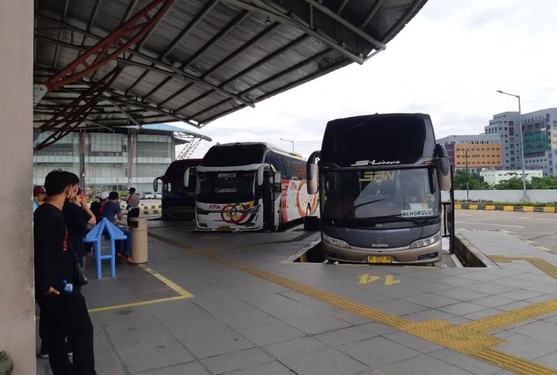 Bus saat manaikkan penumpang di Terminal Pulo Gebang, Rabu (1/12/2021)