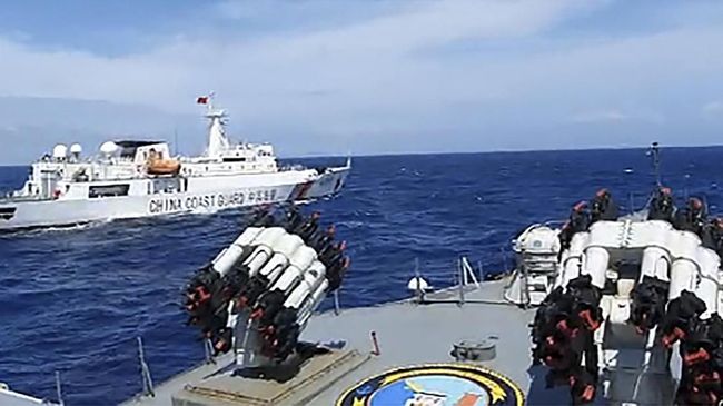 KRI Tjiptadi-381 saat menghalau kapal Coast Guard China di perairan Natuna Utara. (ANTARA FOTO/HO/Dispen Koarmada I).  