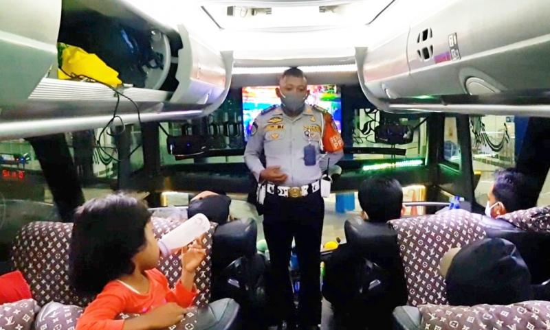 Danru Terminal Pulo Gebang, Mujib Thamrin saat menyapa ketika hendak memimpin doa kepada penumpang bus Hatyanto tujuan Jakarta-Boyolali pada Rabu (1/12/2021) saat sore menjelang malam.