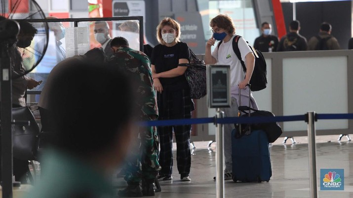 Penumpang WNA tengah berjalan saat tiba di ruang kedatangan di Terminal 3 Bandara Soetta, Tangerang.
