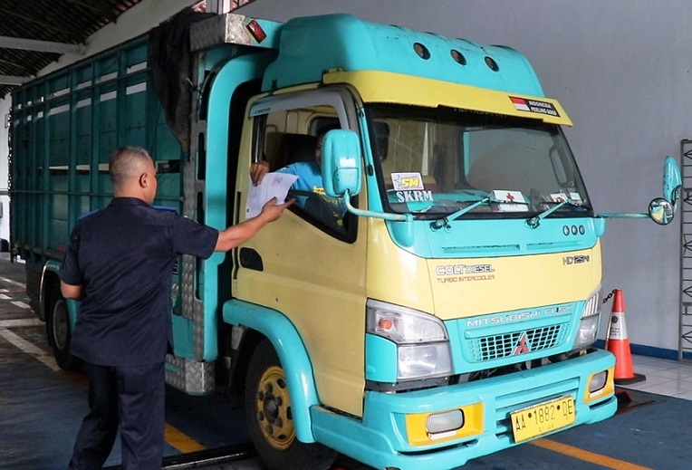 Kendaraan angkutan barang Colt Diesel sedang uji Kir di Dishub Temanggung. (Ist.)
