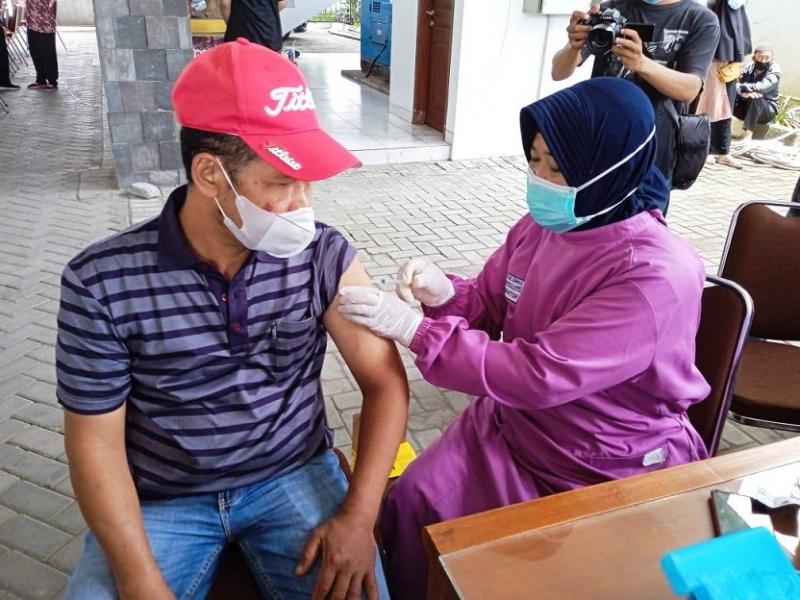 Salah seorang warga ikut vaksinasi di Kabupaten Temanggung. (Ist.)