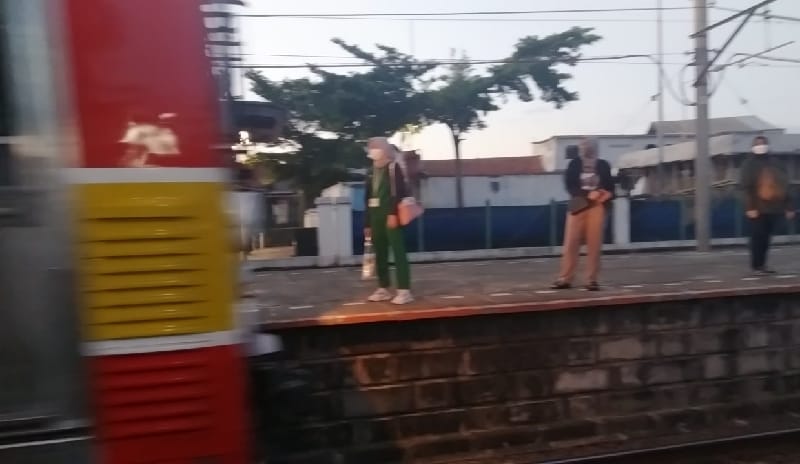 Penumpang akan Naik KRL arah Jakarta di Stasiun Cibitung (foto:/BeritaTrans.com/aksi.id) 