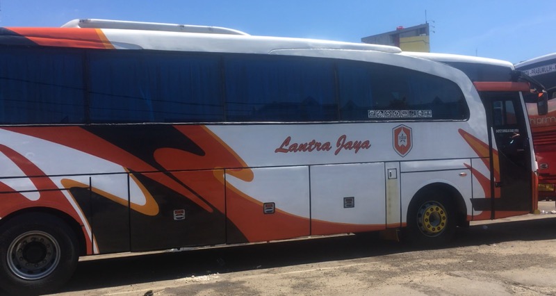 Bus Lantra Jaya tujuan Kota Agung - Bekasi di Terminal Bekasi, Kamis (2/12/2021). Foto: BeritaTrans.com.