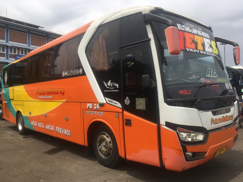 Bus Putra Belitang berukuran besar di Terminal Bekasi, Jumat (3/12/2021). Foto: BeritaTrans.com.