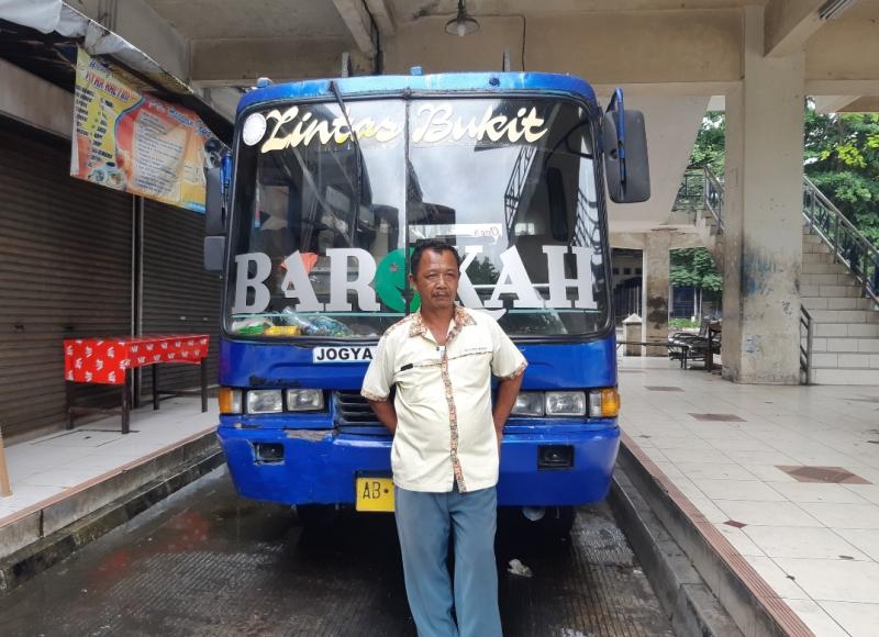 Pairan pengemudi bus ke tempat destinasi wisata di DIY. Dia tengah menanti penumpang di Terminal Giwangan Yogyakarta untuk menuju ke Wonosari, Jumat (3/12/2021).