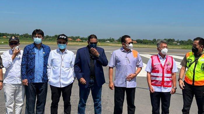 Bamsoet saat kunjungan kerja dan bertemu managemen Bandara Internasional Kertajati, di Kantor Managemen, Majalengka, Kamis (2/12/2021). Foto: tribunnews.com.