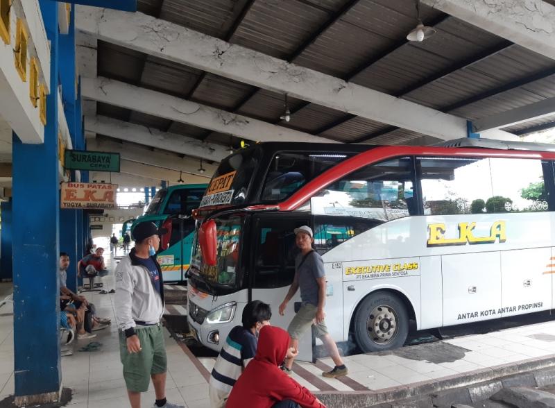 Suasana di jalur keberangkatan di Terminal Giwangan, Yogyakarta, Jumat (3/12/2021).