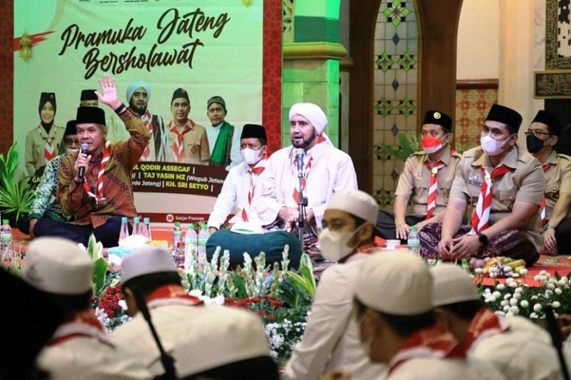 Gubernur Jateng, Ganjar Pranowo dan wakilnya bersama Habib  Syech di acara Pramuka Jateng Bersholawat berlangsung sukses dengan menerapkan Prokes. (Ist.)