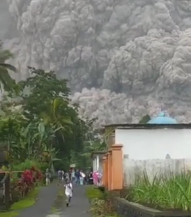 Suasana saat erupsi Gunung Semeru, Jawa Timur