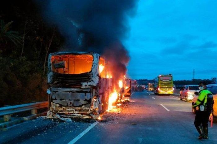 Satu unit bus Sudiro Tungga Jaya (STJ) mengalami kebakaran di ruas tol Ungaran. Pengemudi yang menyadari terjadinya kebakaran sehingga bisa menyelamatkan 30 penumpang. Foto: ist.