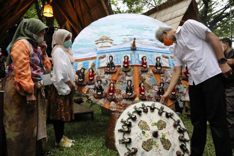 Gubernur Ganar Pranowo melihat-lihat produk payung yang dipamerkan pada Festival Payung Indonesia di Surakarta. (Ist.) 